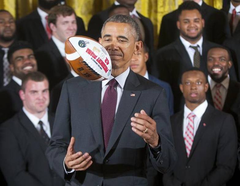 Barack Obama ha ricevuto alla Casa Bianca i campioni Ncaa di Ohio State. 